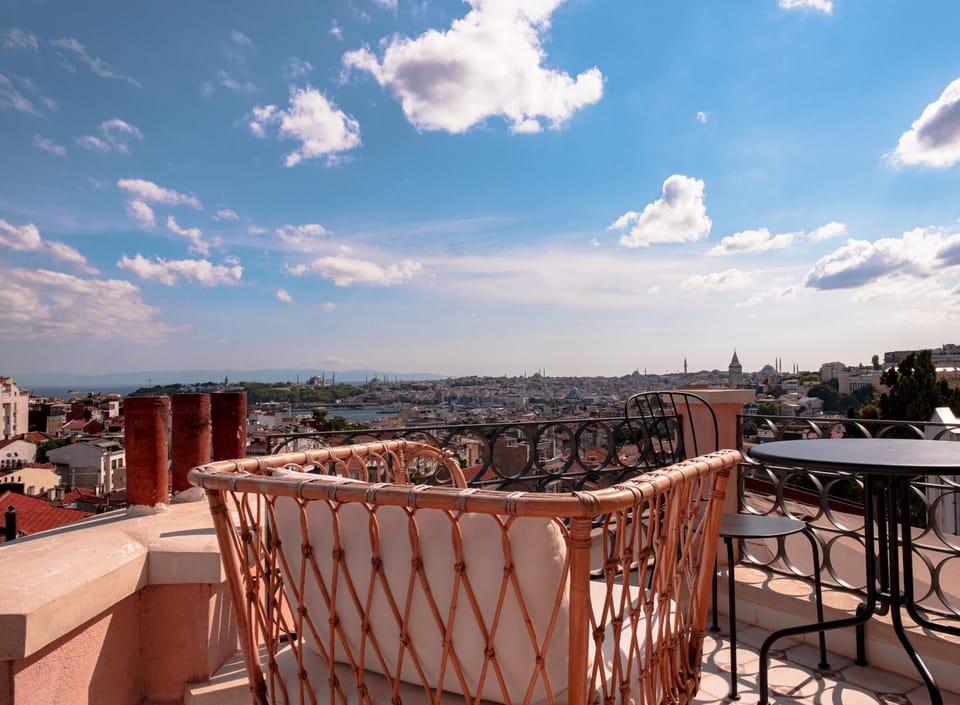Day, View (from property/room), Balcony/Terrace, Dining area, City view