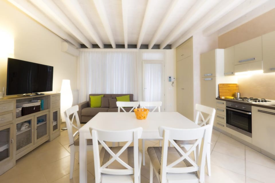 TV and multimedia, Kitchen or kitchenette, Seating area, Dining area