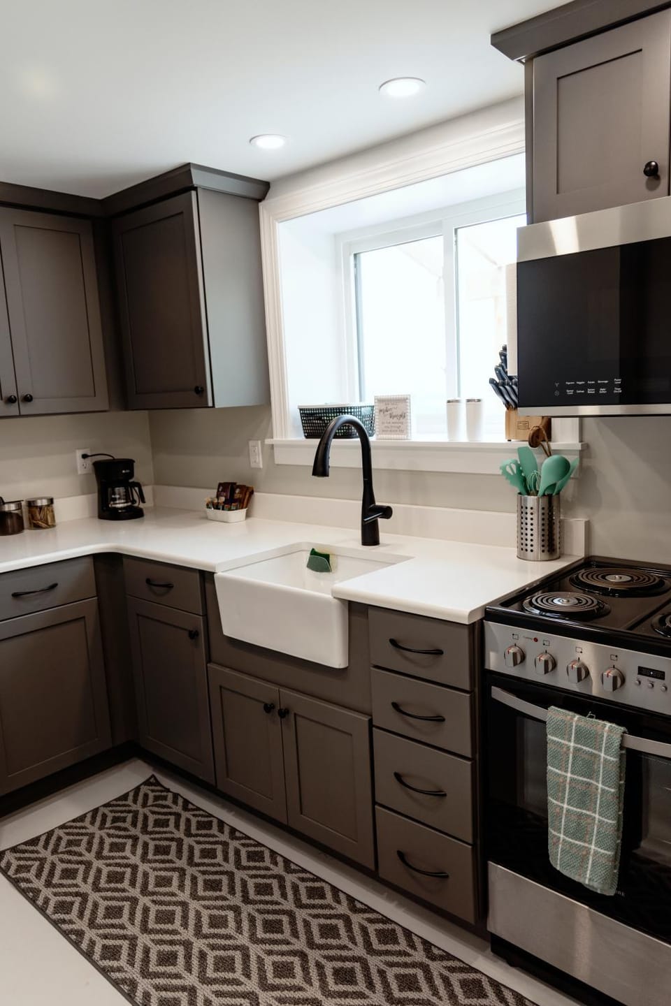 Coffee/tea facilities, Kitchen or kitchenette, stove, kitchen