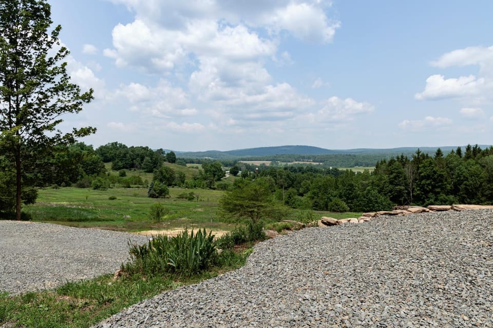 Nearby landmark, Day, Natural landscape, Mountain view, Location