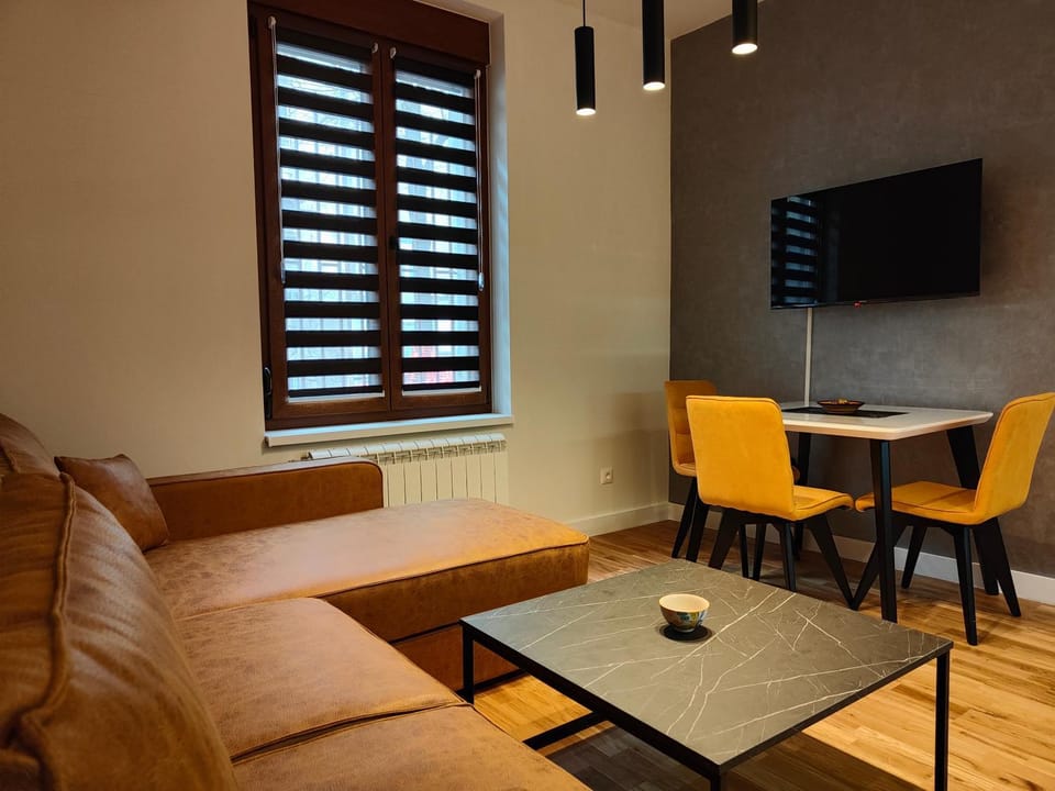 TV and multimedia, Living room, Seating area, Dining area