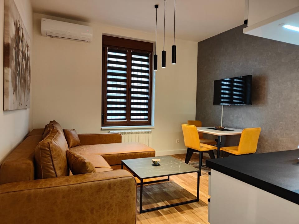 Kitchen or kitchenette, Living room, Seating area, Dining area