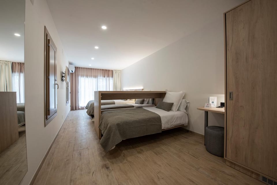 Bed, TV and multimedia, Photo of the whole room, Bedroom