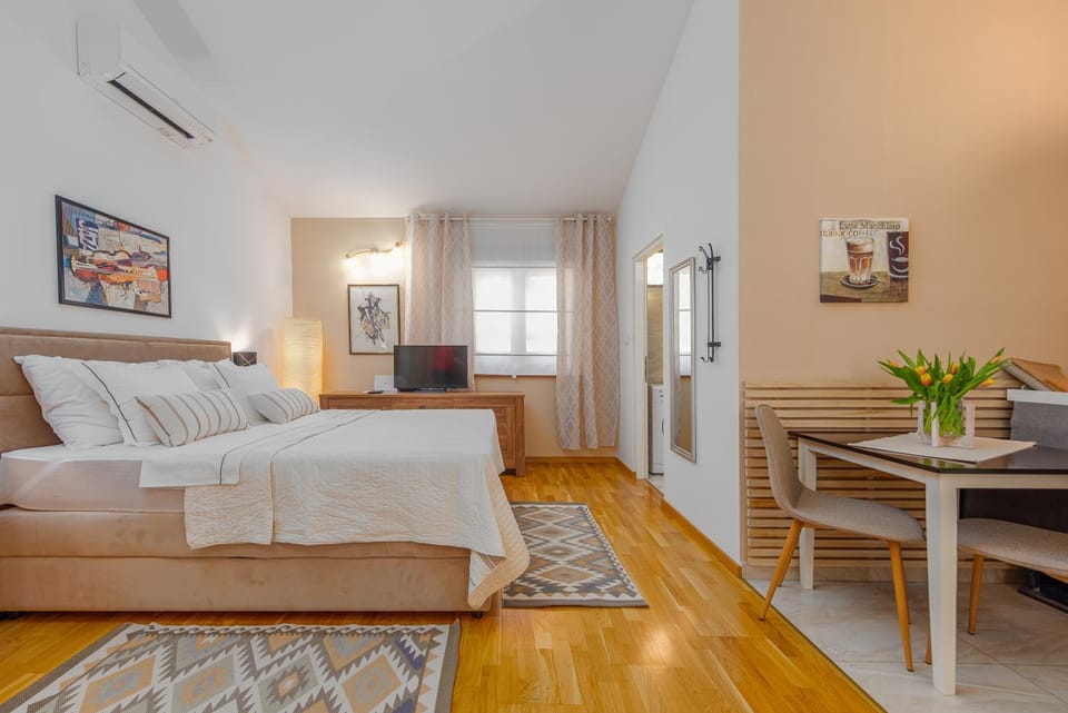 Bed, TV and multimedia, Photo of the whole room, Bedroom, air conditioner