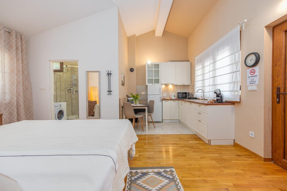 Bed, Kitchen or kitchenette, Photo of the whole room, Dining area, stove