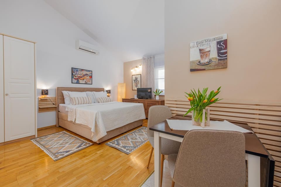 Bed, TV and multimedia, Seating area, Bedroom, air conditioner