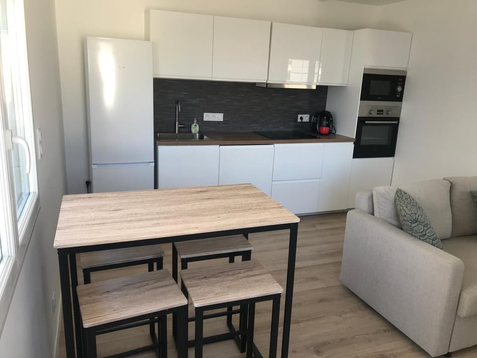 Kitchen or kitchenette, Dining area, minibar, pet friendly