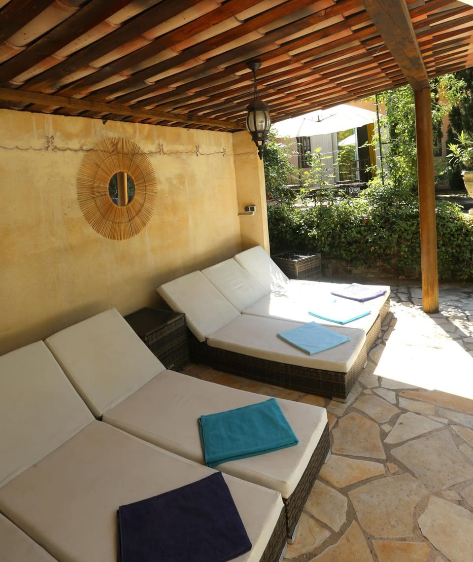 Patio, Day, Living room, Seating area, sunbed