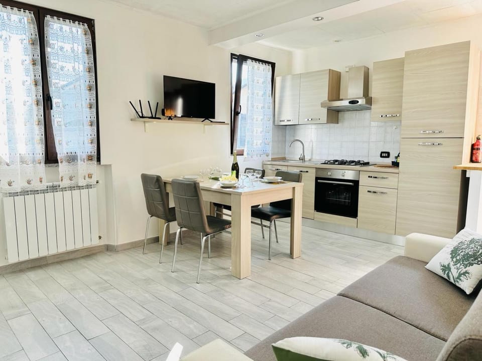 Kitchen or kitchenette, Dining area, oven, stove