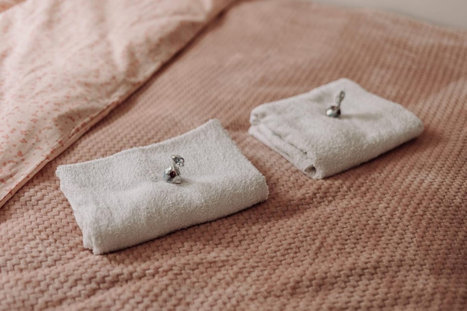 Bedroom, towels