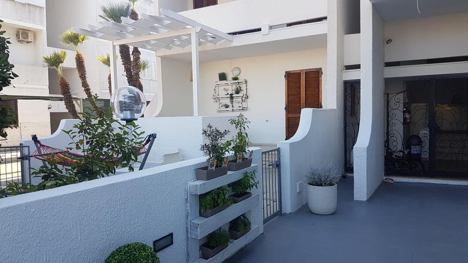 Facade/entrance, Internal: Not applicable to any particular room