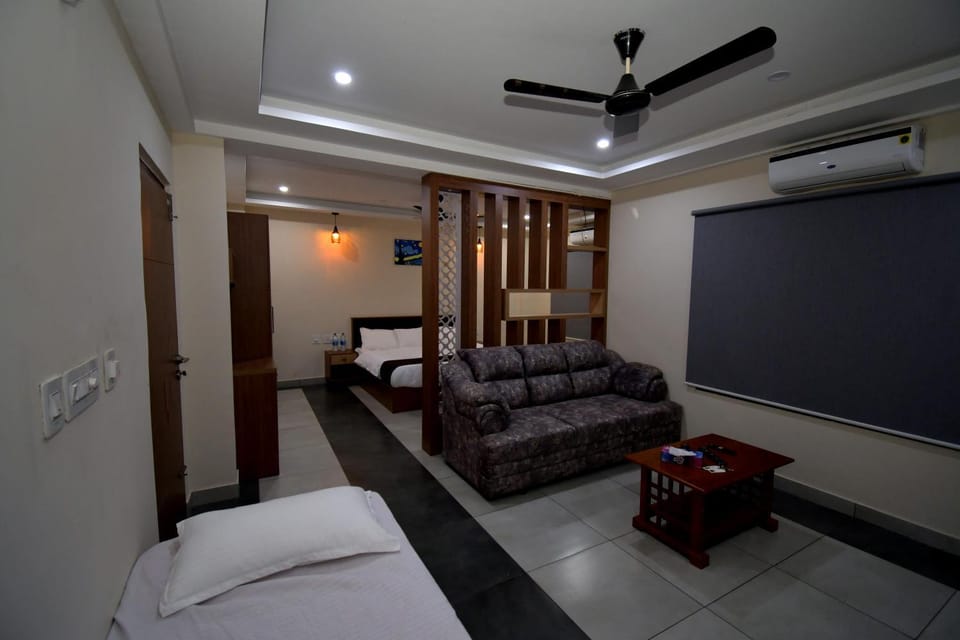 TV and multimedia, Photo of the whole room, Seating area, Bedroom, air conditioner