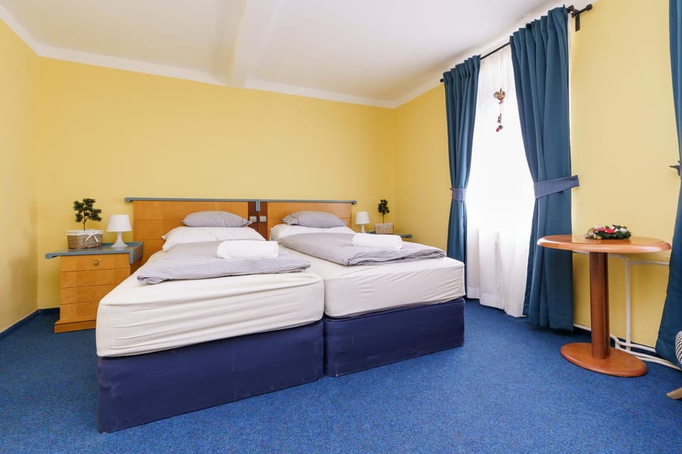 Bed, Photo of the whole room, Decorative detail, Bedroom