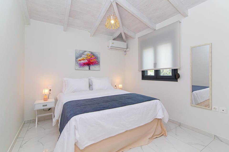 Bed, Photo of the whole room, Bedroom, air conditioner