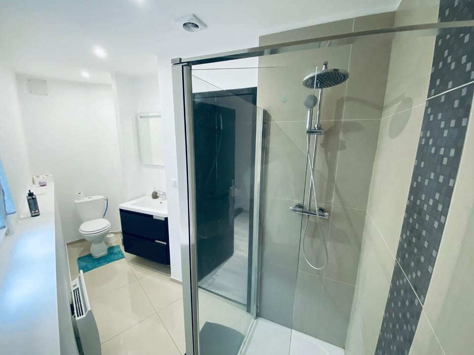 Shower, Toilet, Bathroom, towels