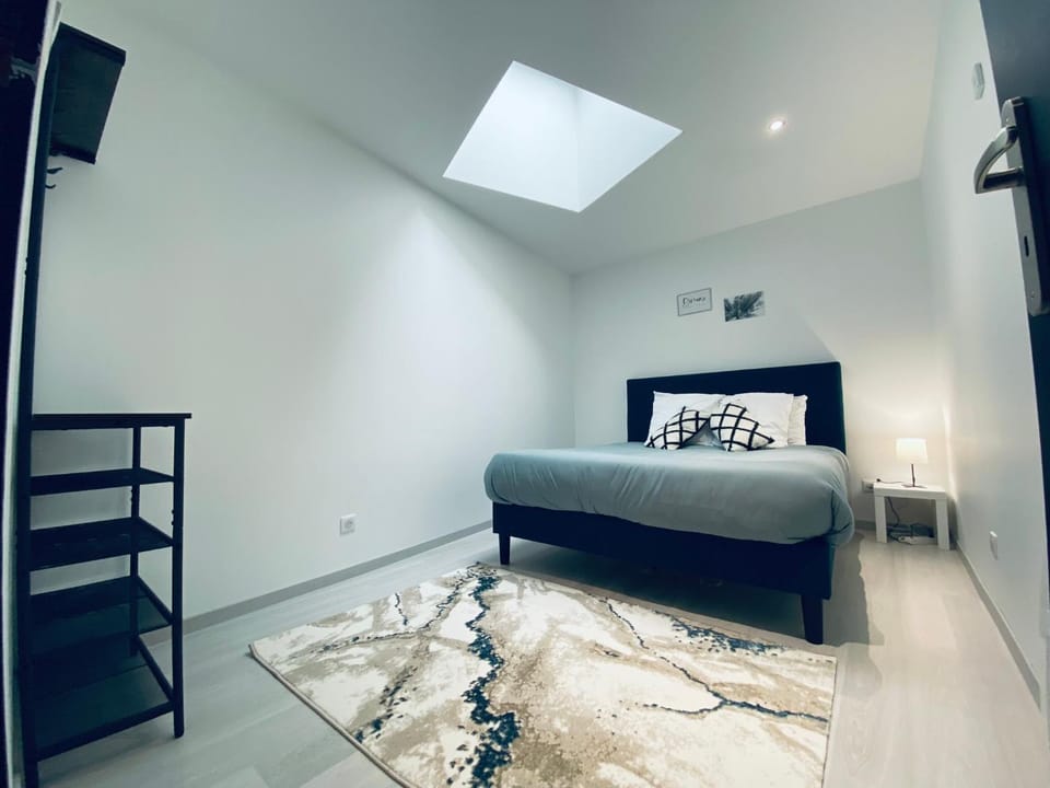Bed, Photo of the whole room, Bedroom