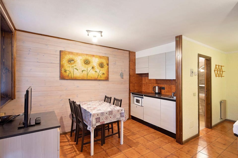 Property building, Kitchen or kitchenette, Living room