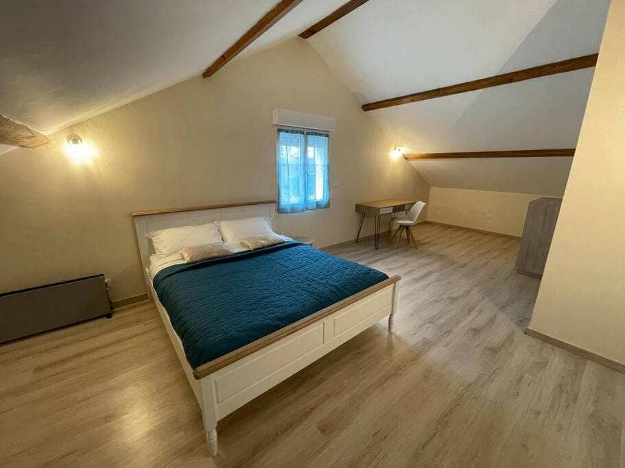 Bed, Photo of the whole room, Seating area, Bedroom