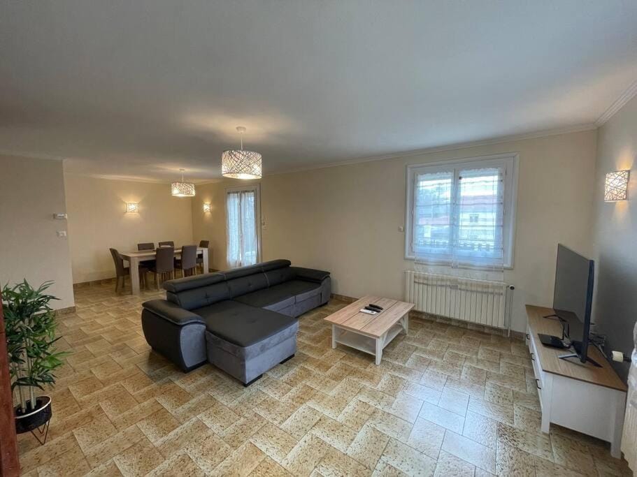 Communal lounge/ TV room, Bed, TV and multimedia, Living room, Seating area