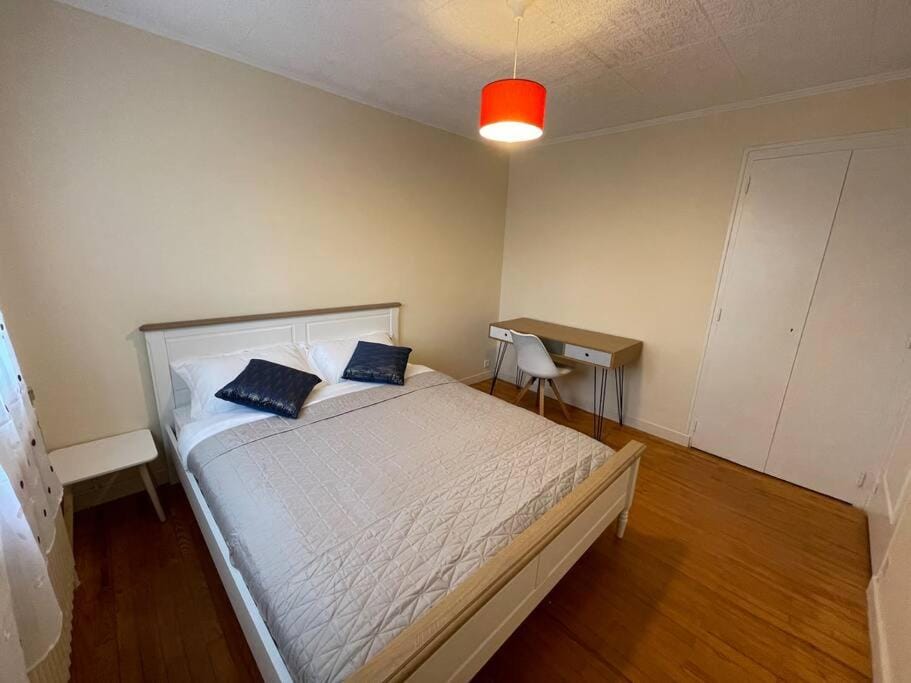 Bed, Photo of the whole room, Seating area, Bedroom