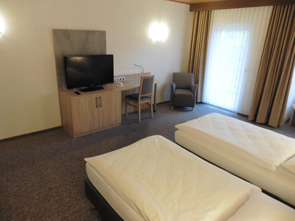 Bed, TV and multimedia, Photo of the whole room, Seating area, Bedroom, hair dresser