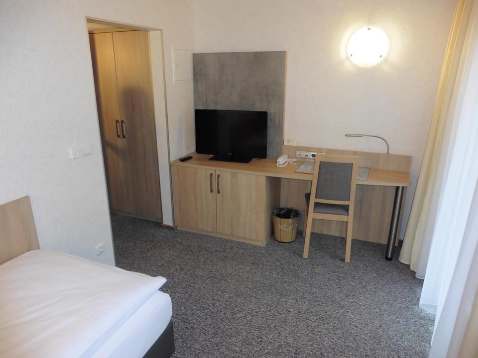 Bed, TV and multimedia, hair dresser, wardrobe
