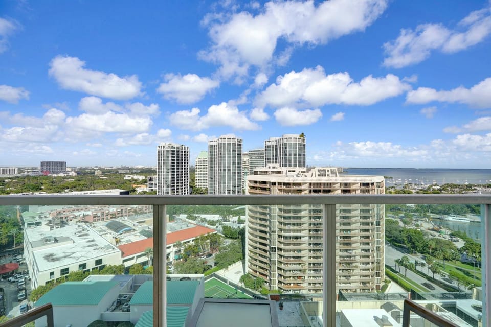 Beautiful Blue & Gold Studio With Ocean View House in Coconut Grove