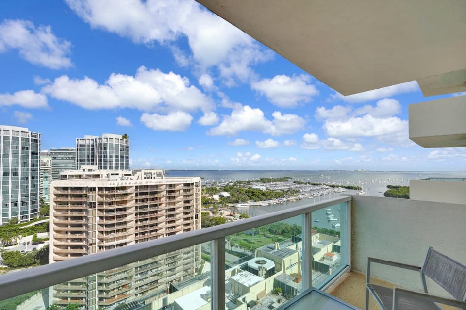 Beautiful Blue & Gold Studio With Ocean View House in Coconut Grove