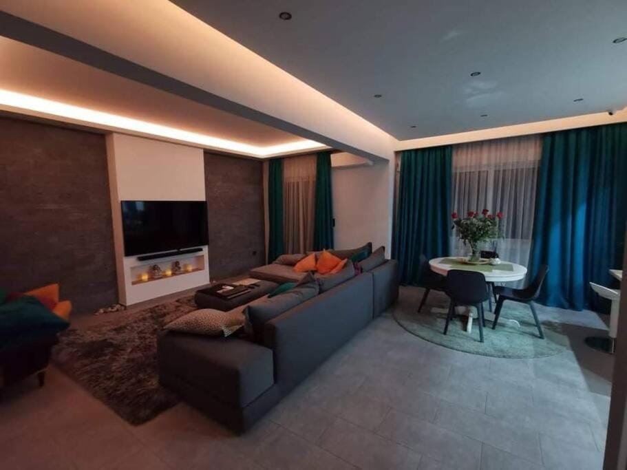 Communal lounge/ TV room, TV and multimedia, Living room, Seating area, Evening entertainment
