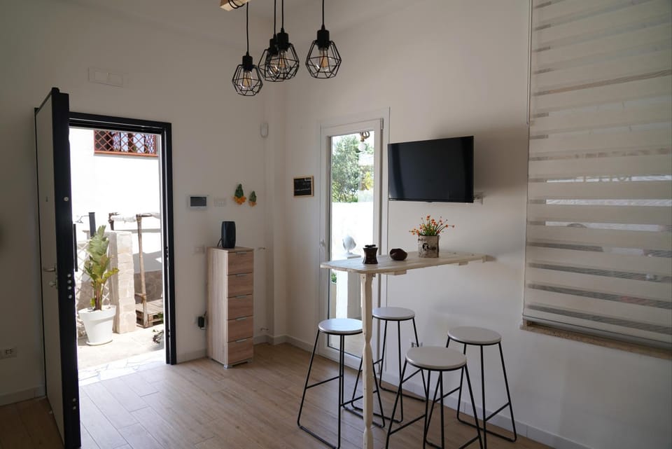 TV and multimedia, Living room, Seating area, Dining area