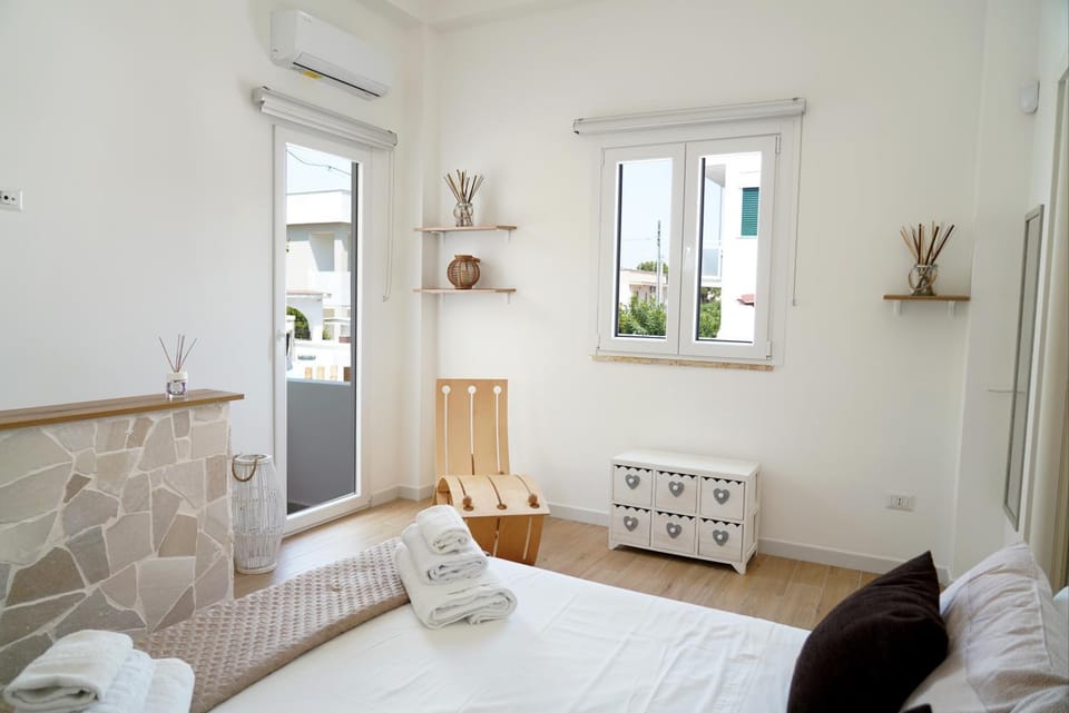 Bed, Photo of the whole room, Bedroom, internet, towels, air conditioner