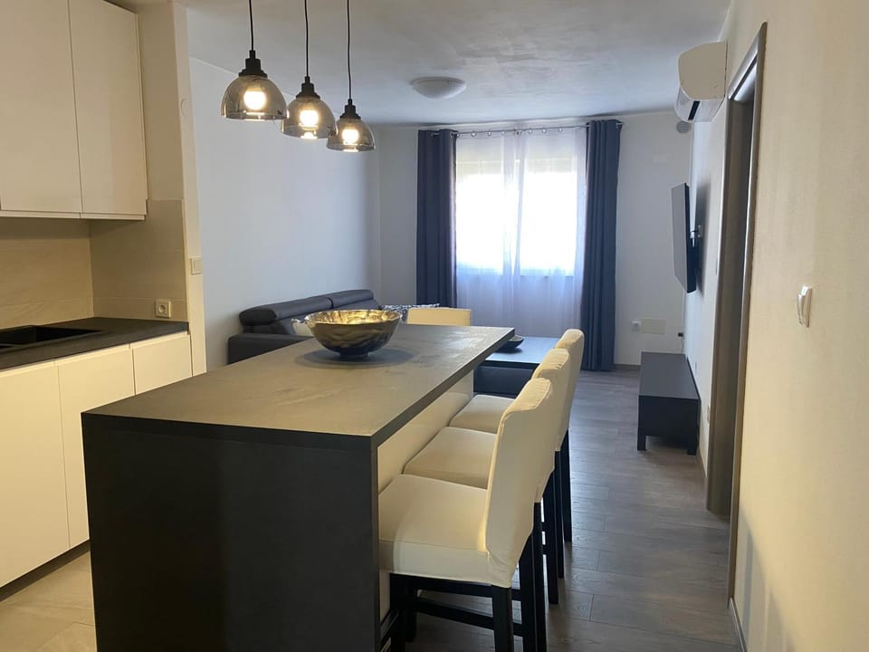 Kitchen or kitchenette, Living room, Seating area, Dining area