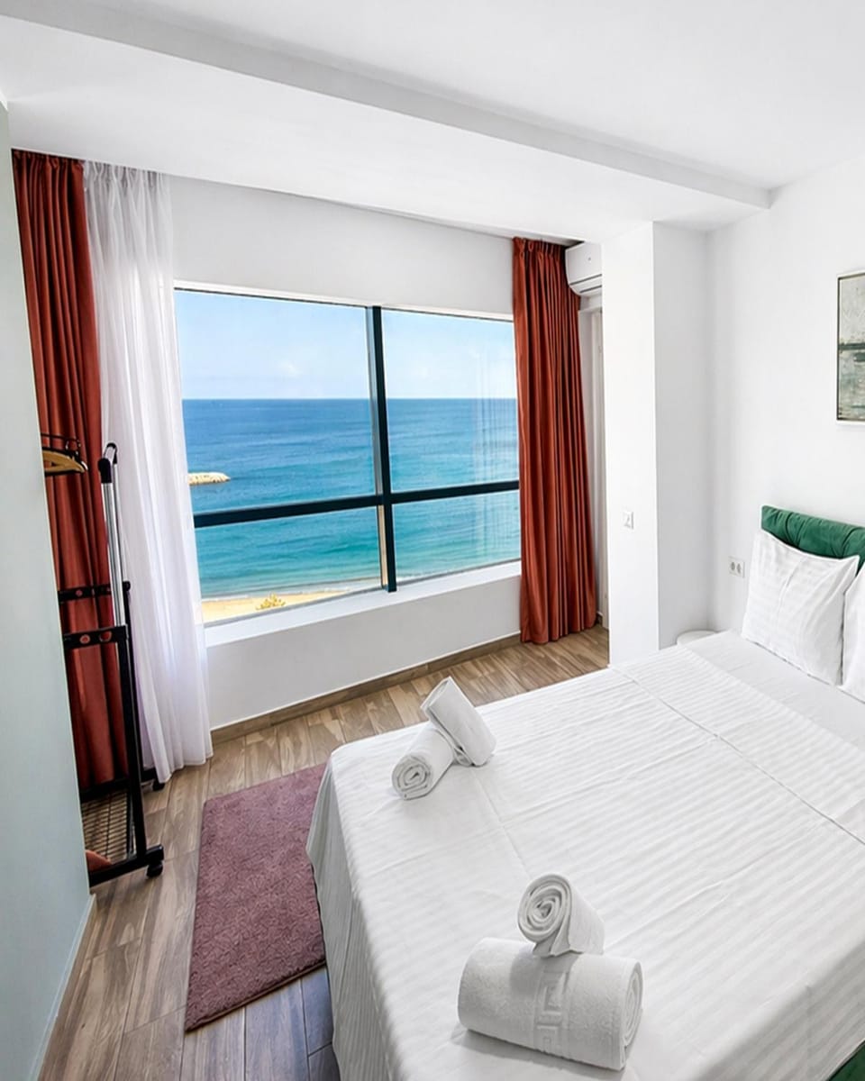 Photo of the whole room, Bedroom, Sea view