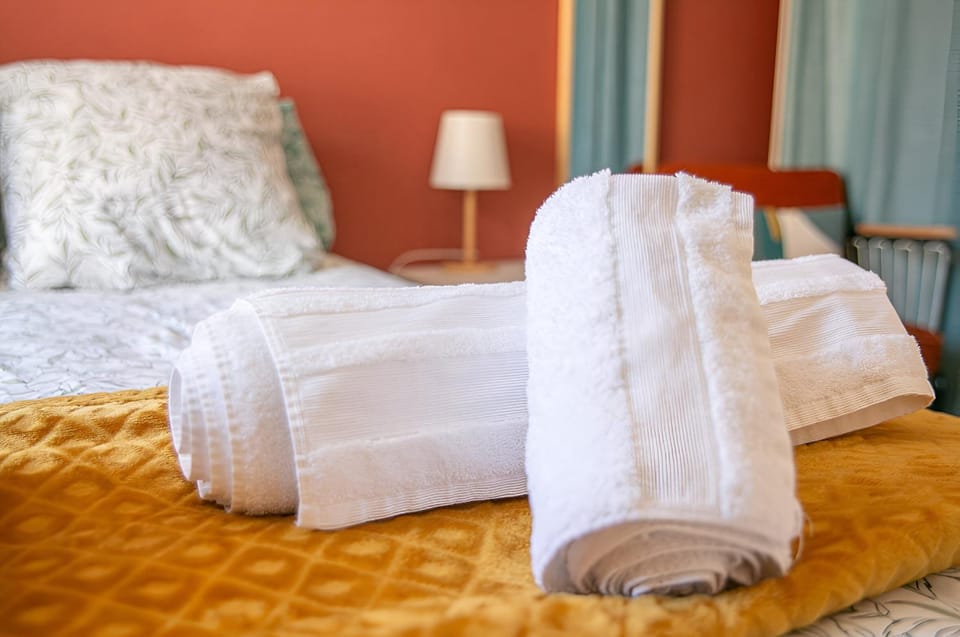 Bedroom, cot, towels