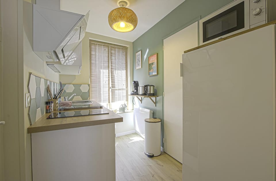 Kitchen or kitchenette, oven, stove