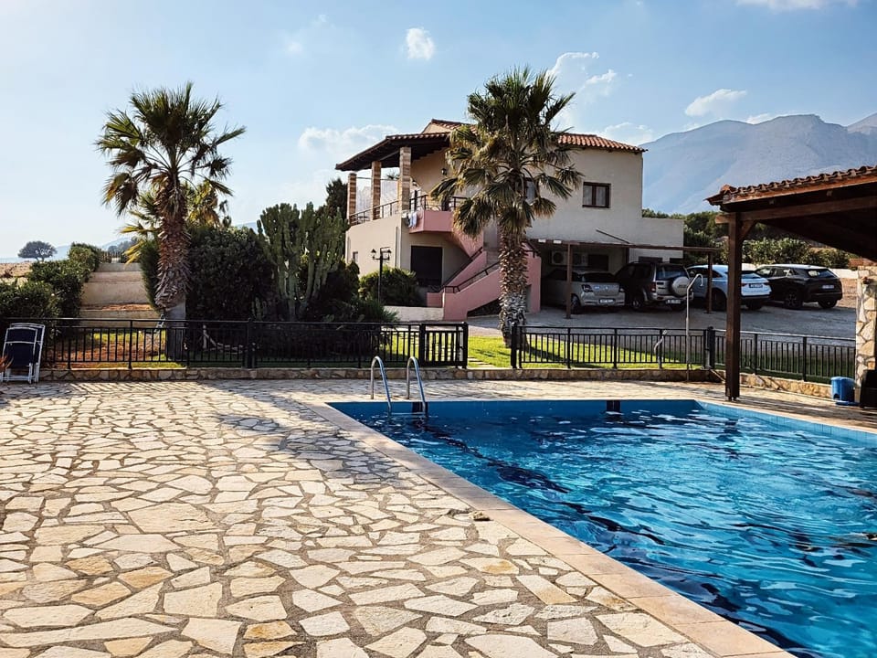 Property building, Garden, Swimming pool