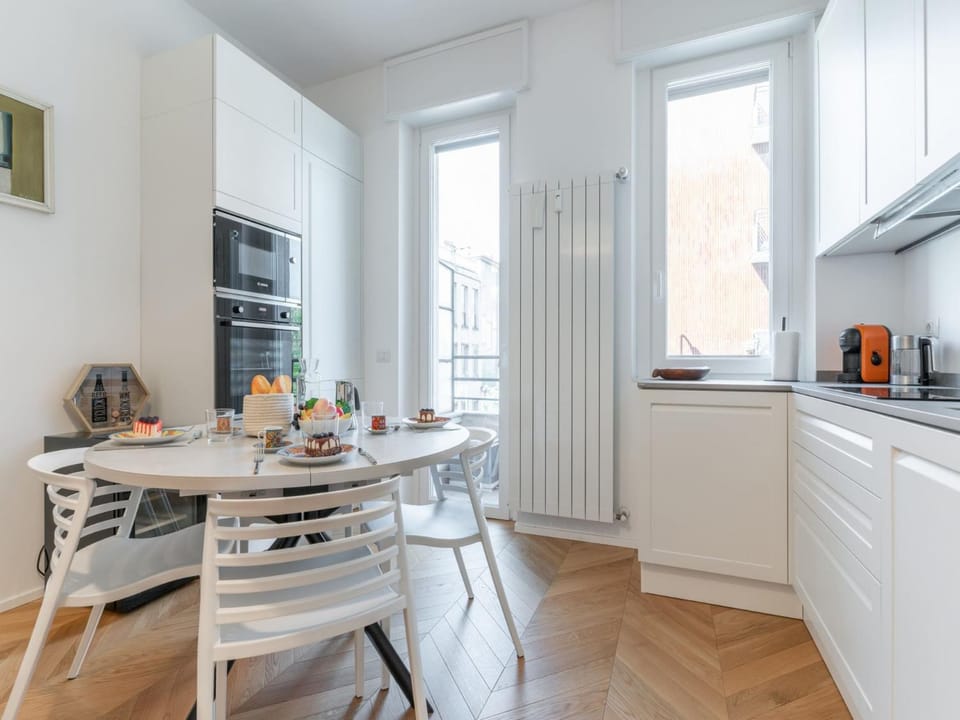 Kitchen or kitchenette, Dining area, microwave, oven, stove