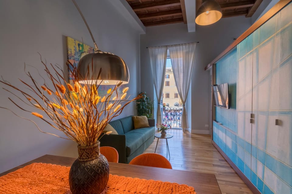 Navona Charming Balcony Apartment in Rome