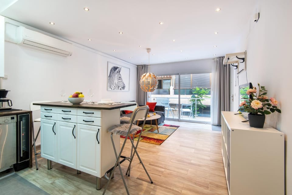 Kitchen or kitchenette, Living room, minibar, pet friendly, air conditioner
