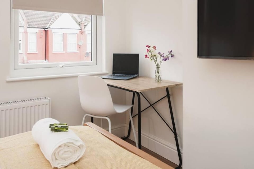Newly Renovated Modern 4 Bed 3 Bath Apartment London Apartment in London