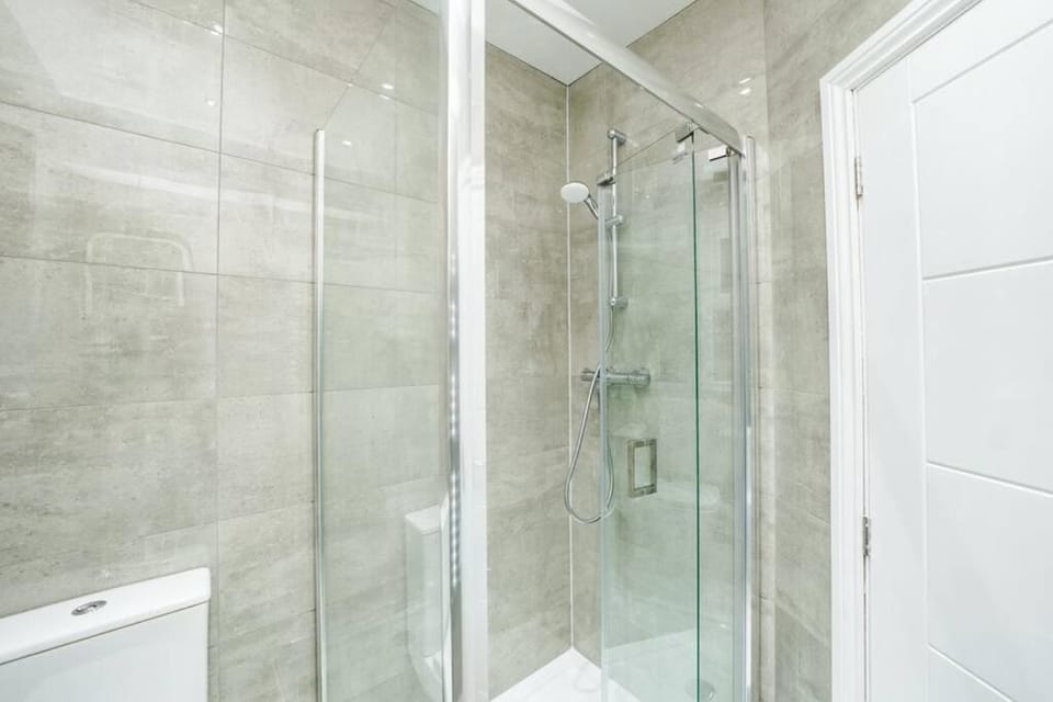 Newly Renovated Modern 4 Bed 3 Bath Apartment London Apartment in London