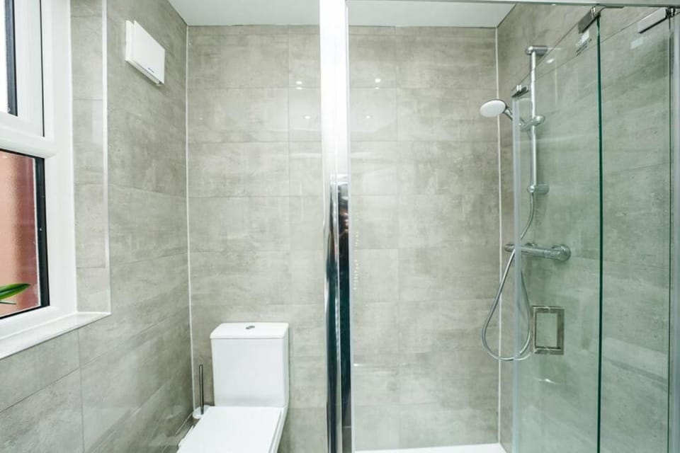 Newly Renovated Modern 4 Bed 3 Bath Apartment London Apartment in London