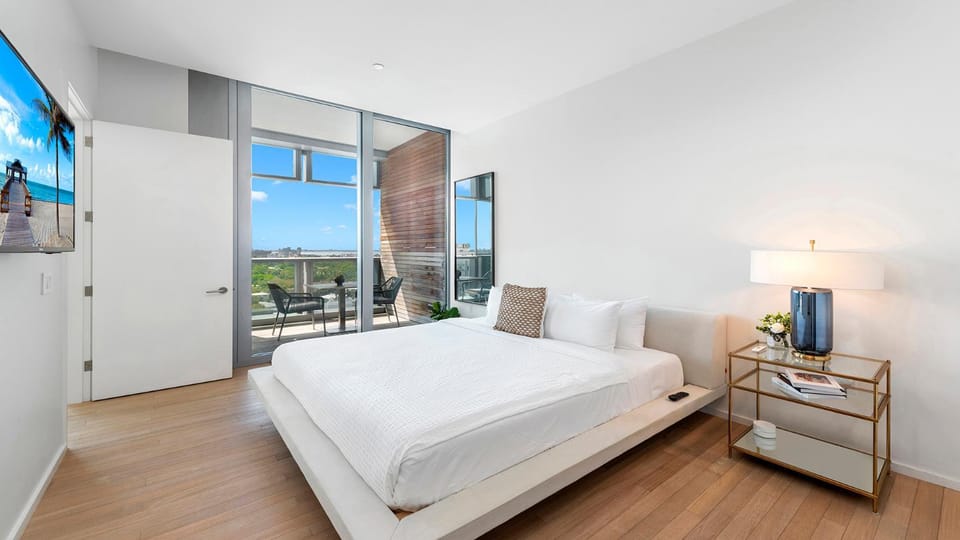 Bed, TV and multimedia, Bedroom