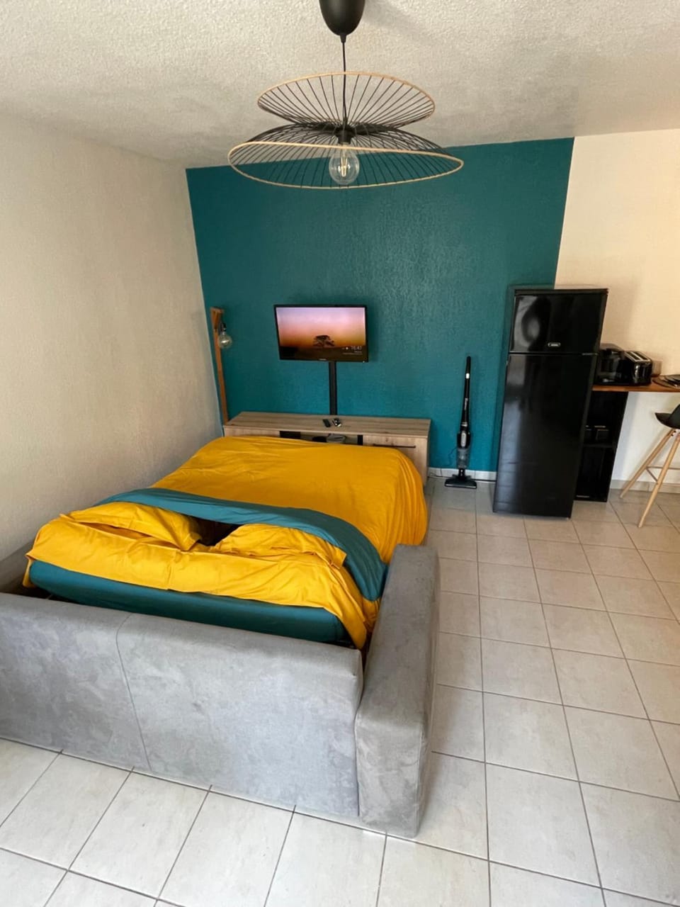 Bed, TV and multimedia, Living room, Photo of the whole room, Seating area, Bedroom
