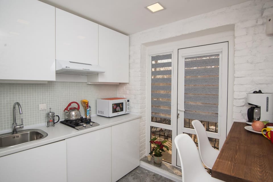 Property building, Coffee/tea facilities, View (from property/room), Balcony/Terrace, Balcony/Terrace, Kitchen or kitchenette, Street view, minibar, kitchen, kitchen