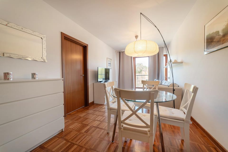TV and multimedia, Living room, Seating area, Dining area