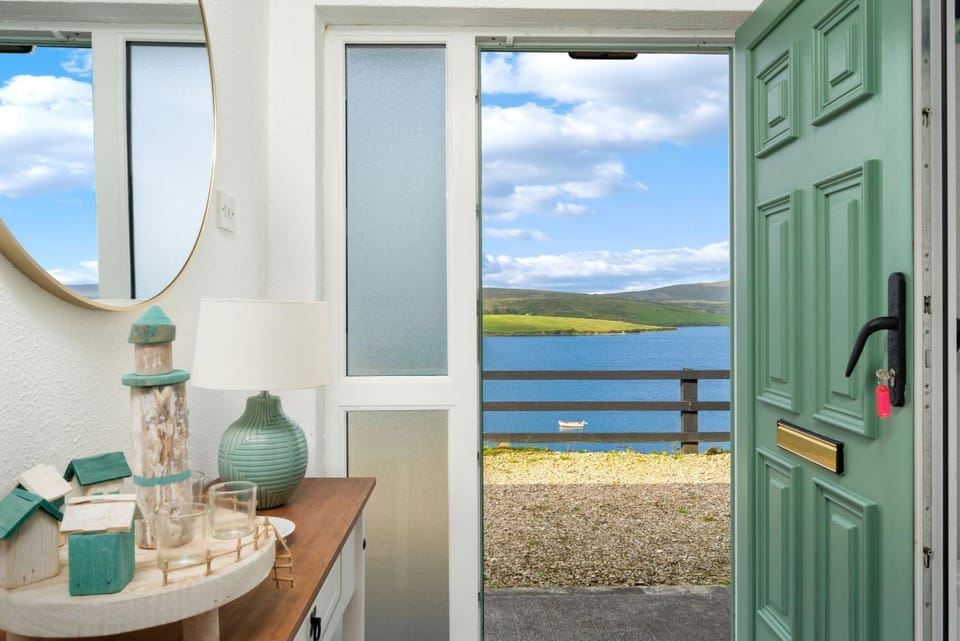 Property building, Facade/entrance, Natural landscape, Mountain view, Sea view