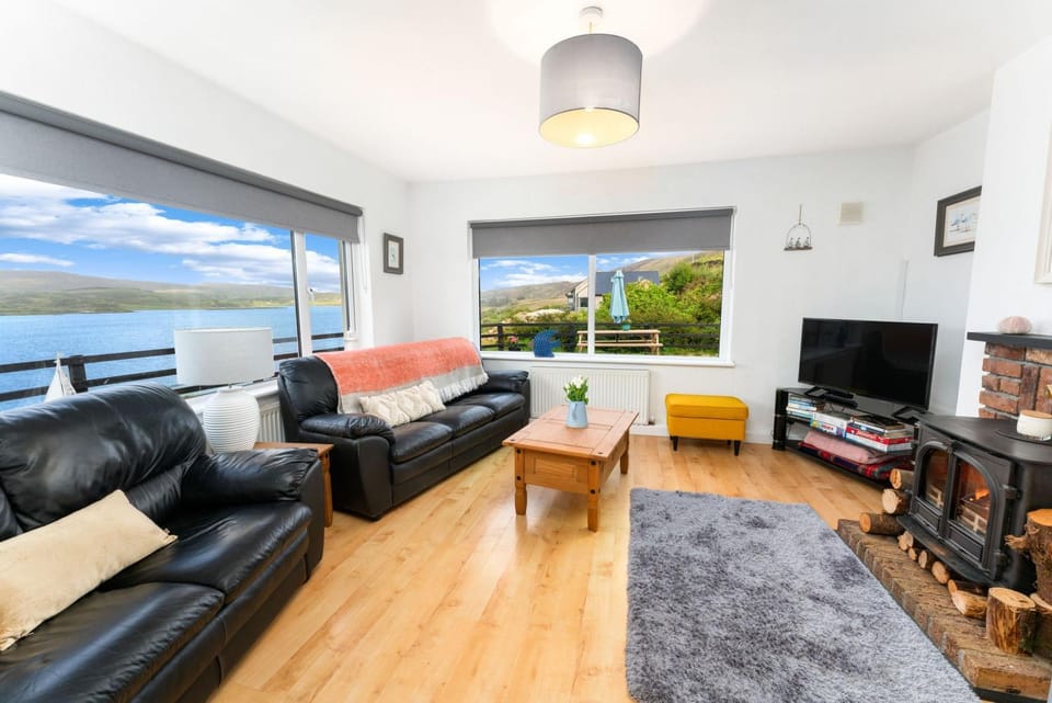 Communal lounge/ TV room, TV and multimedia, Living room, Sea view, fireplace