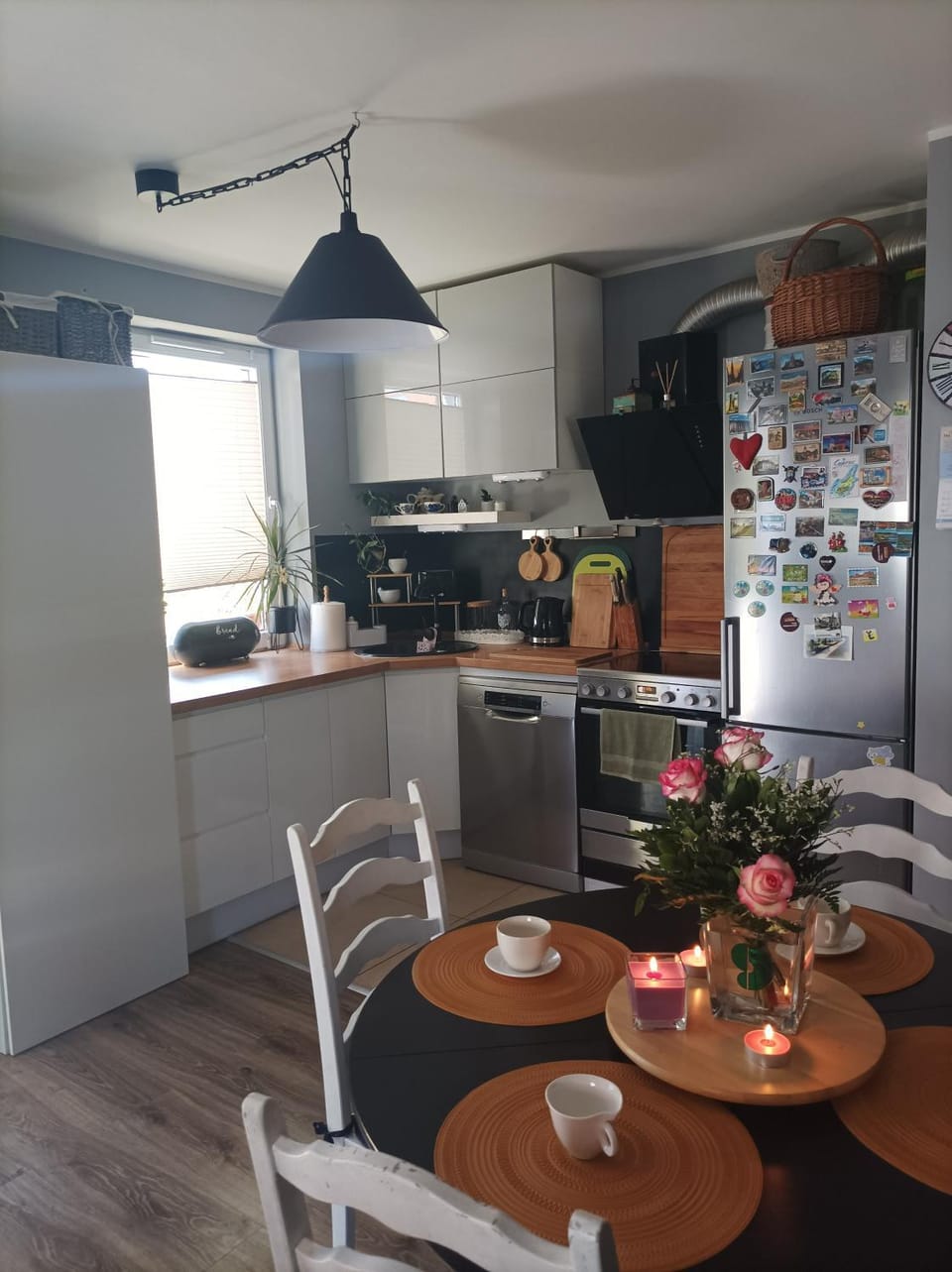 Kitchen or kitchenette, Dining area
