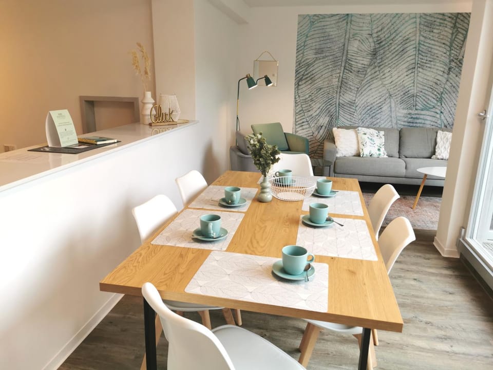 Kitchen or kitchenette, Living room, Seating area, Dining area